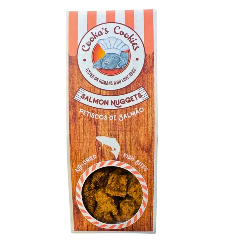 Embalagem de petiscos para cães tipo nuggets de salmão com janela circular e design em riscas cor-de-rosa e madeira.