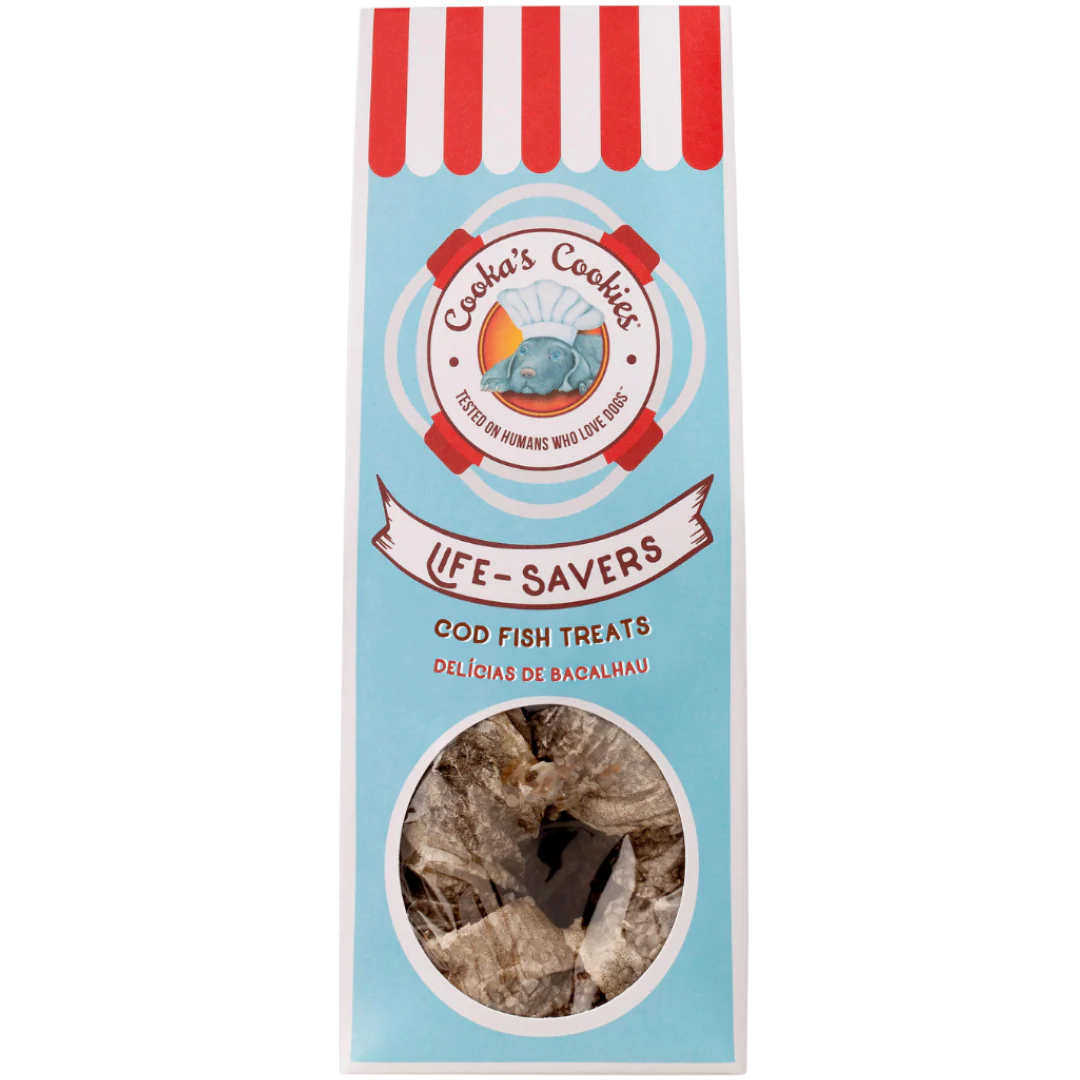 Embalagem azul clara de petiscos para cães com janela transparente mostrando pedaços secos de bacalhau.