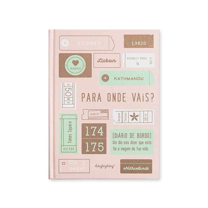 Livro rosa claro com etiquetas de viagens em castanho e verde na capa