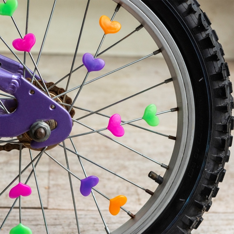 Roda de bicicleta com corações coloridos nos raios