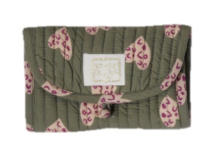 Carteira acolchoada verde com padrão de corações cor-de-rosa e etiqueta branca