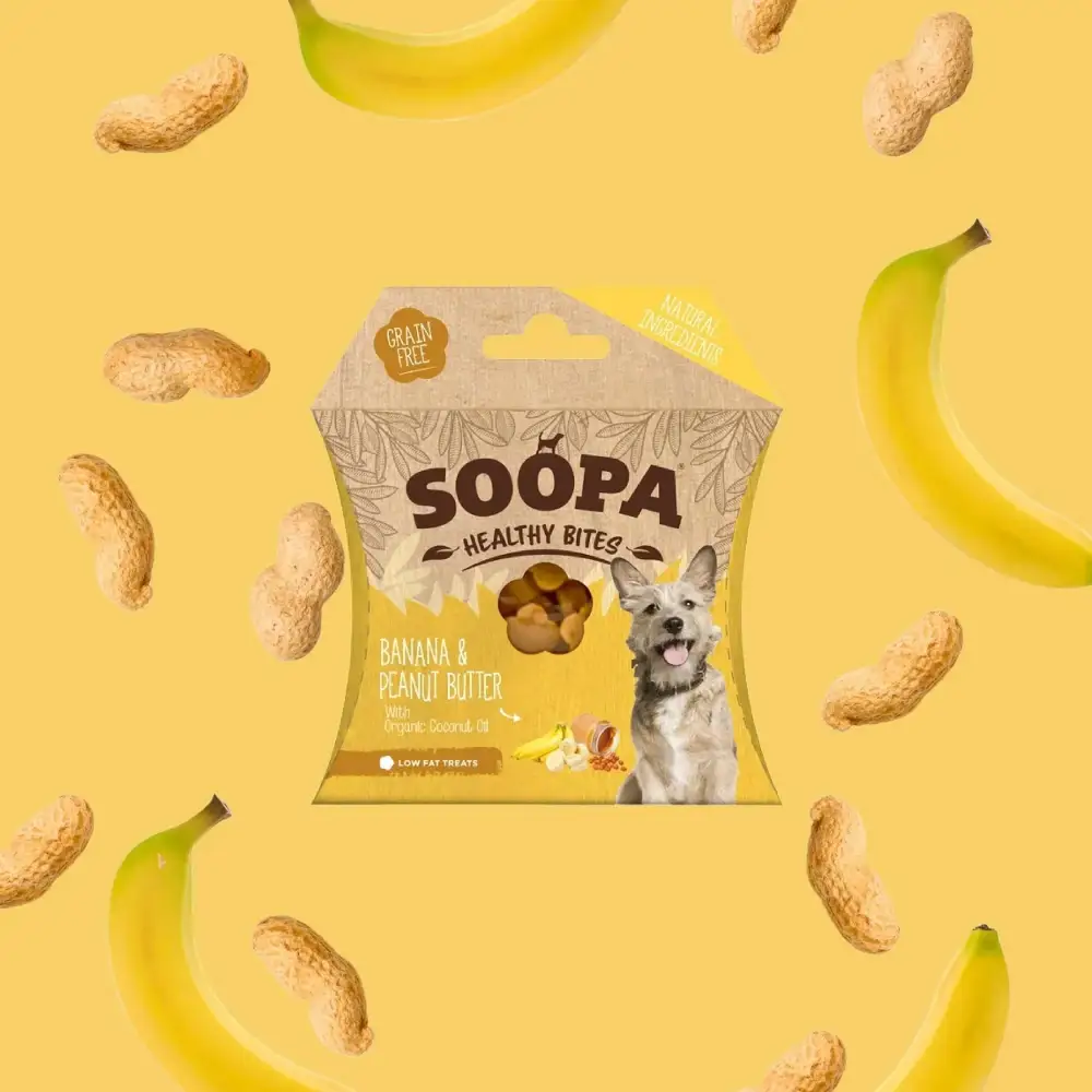 Embalagem de snacks para cães SOOPA sabor Banana e Peanut Butter com destaque para cão e texto em amarelo.