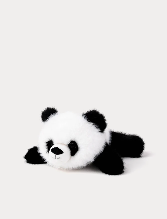 Pelúcia de panda branco e preto sobre fundo branco