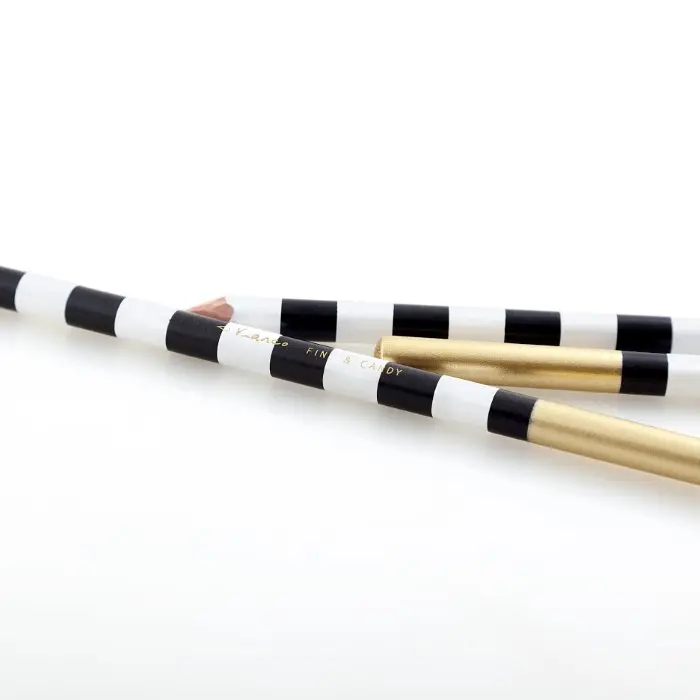 Três lápis riscas preto e branco com pontas douradas e texto dourado Kanco FIN & CANDY