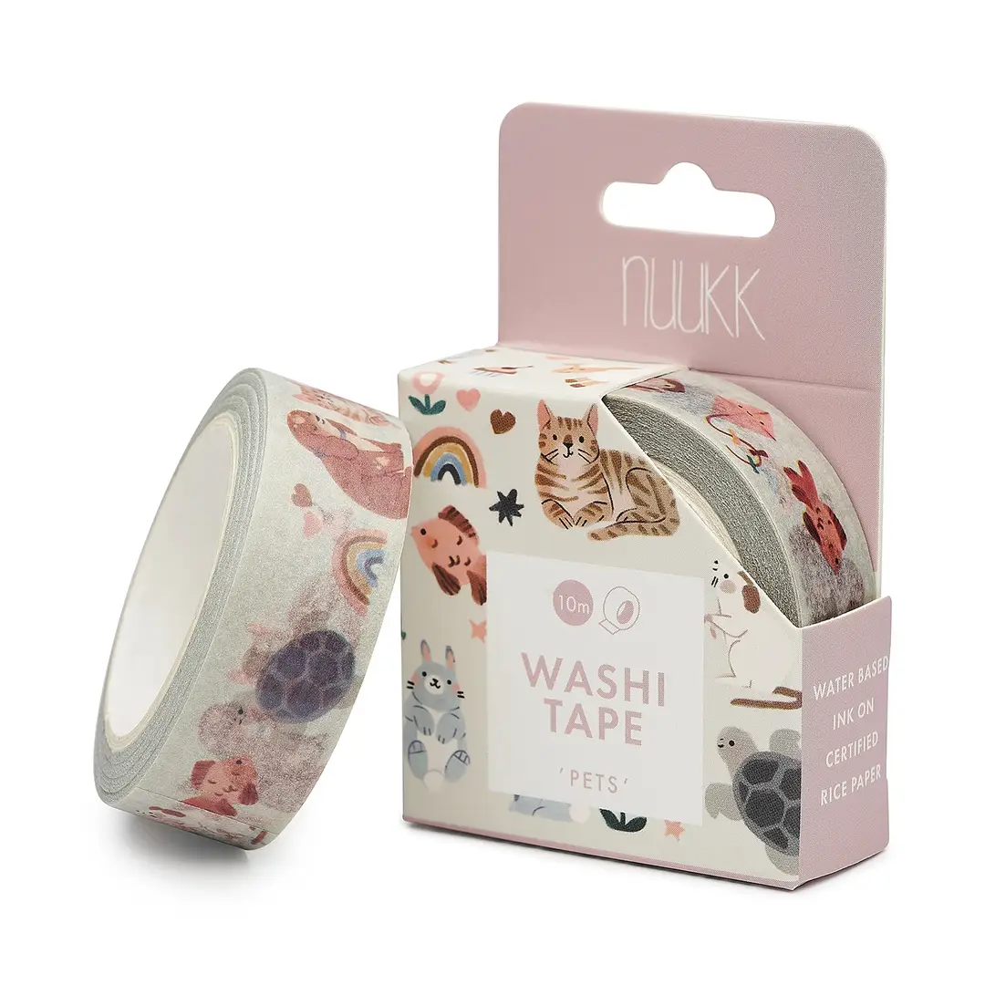 Rolo de fita adesiva Washi Tape com estampas de animais ao lado de embalagem rosa claro