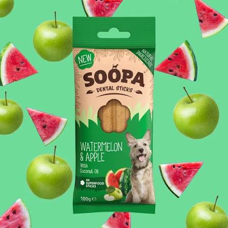 Embalagem verde de sticks dentais para cães sabor melancia e maçã com imagem de cão e frutas
