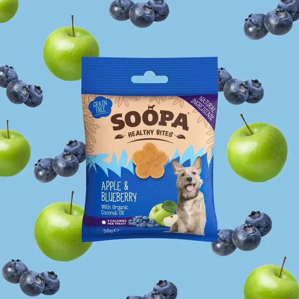 Pacote de petiscos para cães SOOPA sabor maçã e mirtilo com design azul e bege