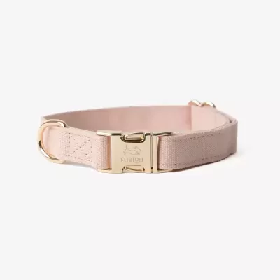 Coleira para cão cor bege com fecho metálico dourado e logo FURLDU
