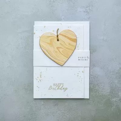 Cartão de aniversário branco com coração decorativo de madeira clara