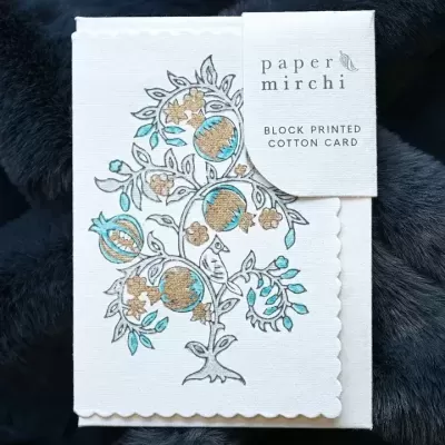 Cartão especial branco com desenho de árvore em tons dourados e azuis e texto de identificação