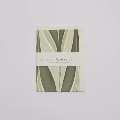 Livro com capa verde decorada e faixa branca com texto paper mirchi