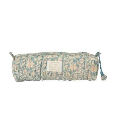 Estojo azul com padrão floral bege e etiqueta com texto BONHEUR DU JOUR Paris