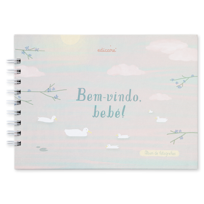 Capa de álbum de fotografias para bebé com patinhos e ramos floridos em tons pastel