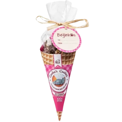 Produto em cone de cartão com padrão de waffle e etiqueta cor de rosa com biscoitos dentro e etiqueta redonda Beijinhos