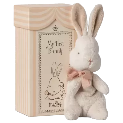 Boneco de peluche em forma de coelho branco com caixa de embalagem bege