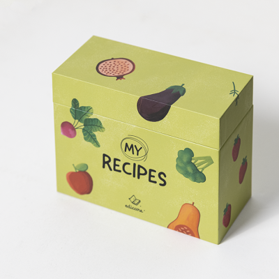 Caixa verde para receitas com desenhos de legumes e frutas e texto MY RECIPES.