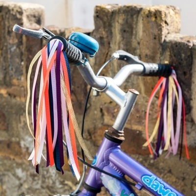 Guidão de bicicleta infantil com fitas coloridas e campainha azul