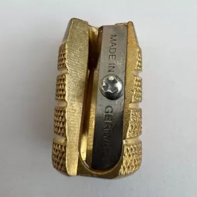 Afia-L&#x00E1;pis&#x20;em&#x20;Lat&#x00E3;o&#x20;Dourado
