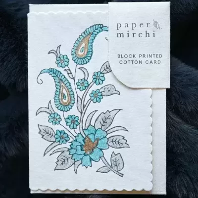 Cartão de algodão com padrão floral azul e etiqueta com texto