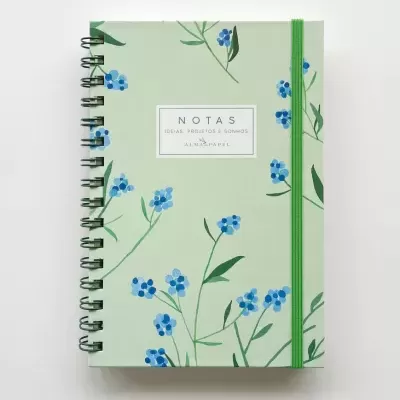 Caderno verde claro com flores azuis, espiral e elástico verde