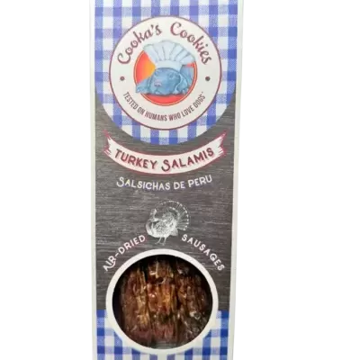Embalagem de salsichas secas de peru para cães com padrão azul e branco e texto Cookas Cookies.