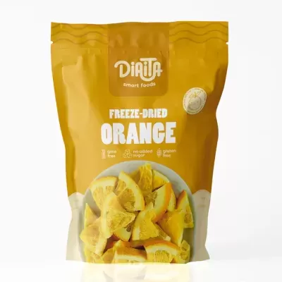 Embalagem amarela com pedaços de laranja liofilizados e texto branco