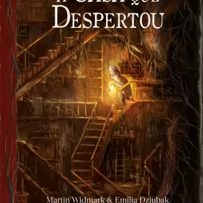 Capa de livro A CASA QUE DESPERTOU com ilustração de criança com lanterna numa casa antiga e escura