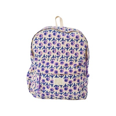 Mochila com padrão floral roxo e azul em fundo bege