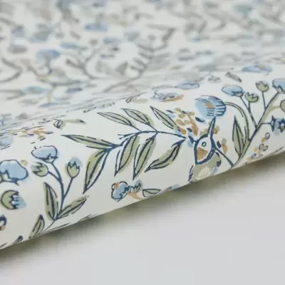 Papel de parede floral azul e verde em fundo branco