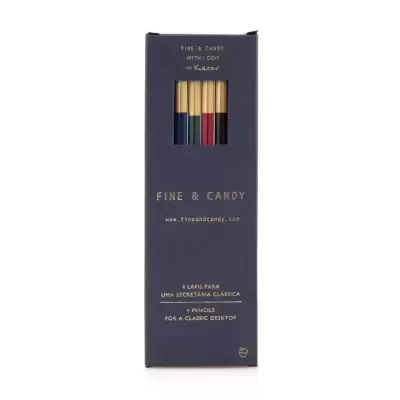 Caixa azul escura com 4 lápis coloridos e texto dourado.