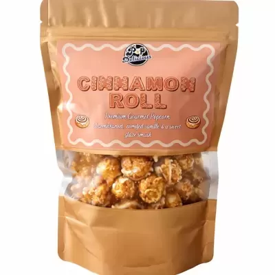 Embalagem dourada de pipocas Cinnamom Roll com etiqueta rosa