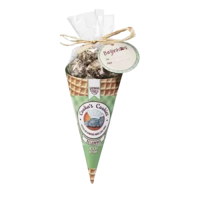 Embalagem em cone com biscoitos em sacos plásticos e etiquetas com texto Beijinhos