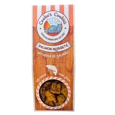 Embalagem de petiscos para cães tipo nuggets de salmão com janela circular e design em riscas cor-de-rosa e madeira.