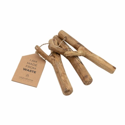 Conjunto de três paus de madeira com etiqueta I AM MADE FROM WASTE