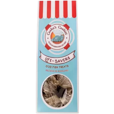 Embalagem azul clara de petiscos para cães com janela transparente mostrando pedaços secos de bacalhau.