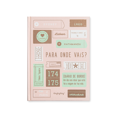 Livro rosa claro com etiquetas de viagens em castanho e verde na capa