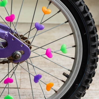 Roda de bicicleta com corações coloridos nos raios