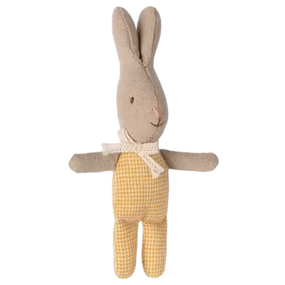 Boneco de coelho de tecido bege com corpo amarelo xadrez e laço branco