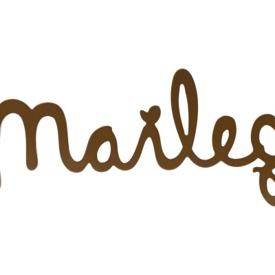 Texto decorativo em madeira castanha com a palavra marleg
