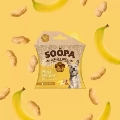 Embalagem de snacks para cães SOOPA sabor Banana e Peanut Butter com destaque para cão e texto em amarelo.