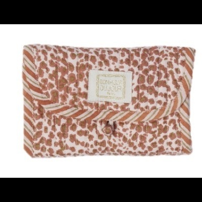 Carteira ou bolsa pequena com padrão leopardo e riscas castanhas e botão