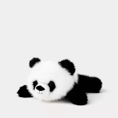 Pelúcia de panda branco e preto sobre fundo branco