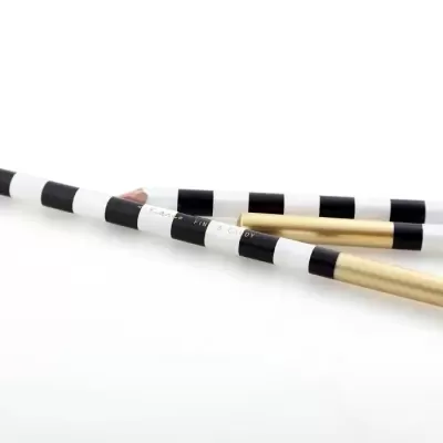 Três lápis riscas preto e branco com pontas douradas e texto dourado Kanco FIN & CANDY
