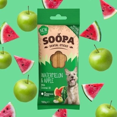 Embalagem verde de sticks dentais para cães sabor melancia e maçã com imagem de cão e frutas