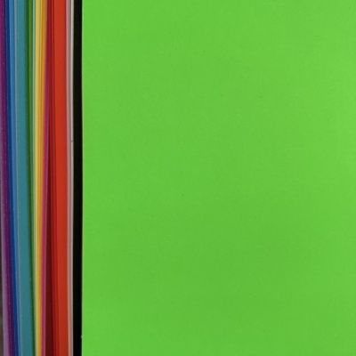 Folhas de papel colorido empilhadas com várias cores vibrantes