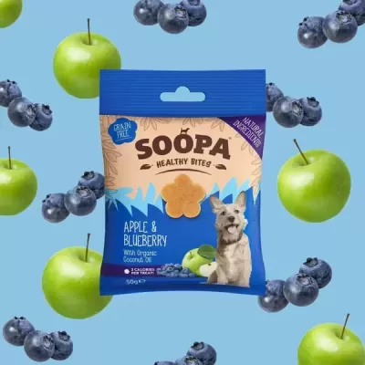 Pacote de petiscos para cães SOOPA sabor maçã e mirtilo com design azul e bege