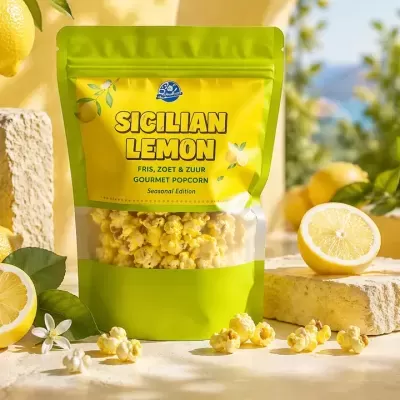 Pacote de pipoca gourmet sabor limão siciliano com limões frescos ao redor