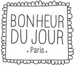 Etiqueta decorativa quadrada com texto BONHEUR DU JOUR . Paris . sobre fundo branco.
