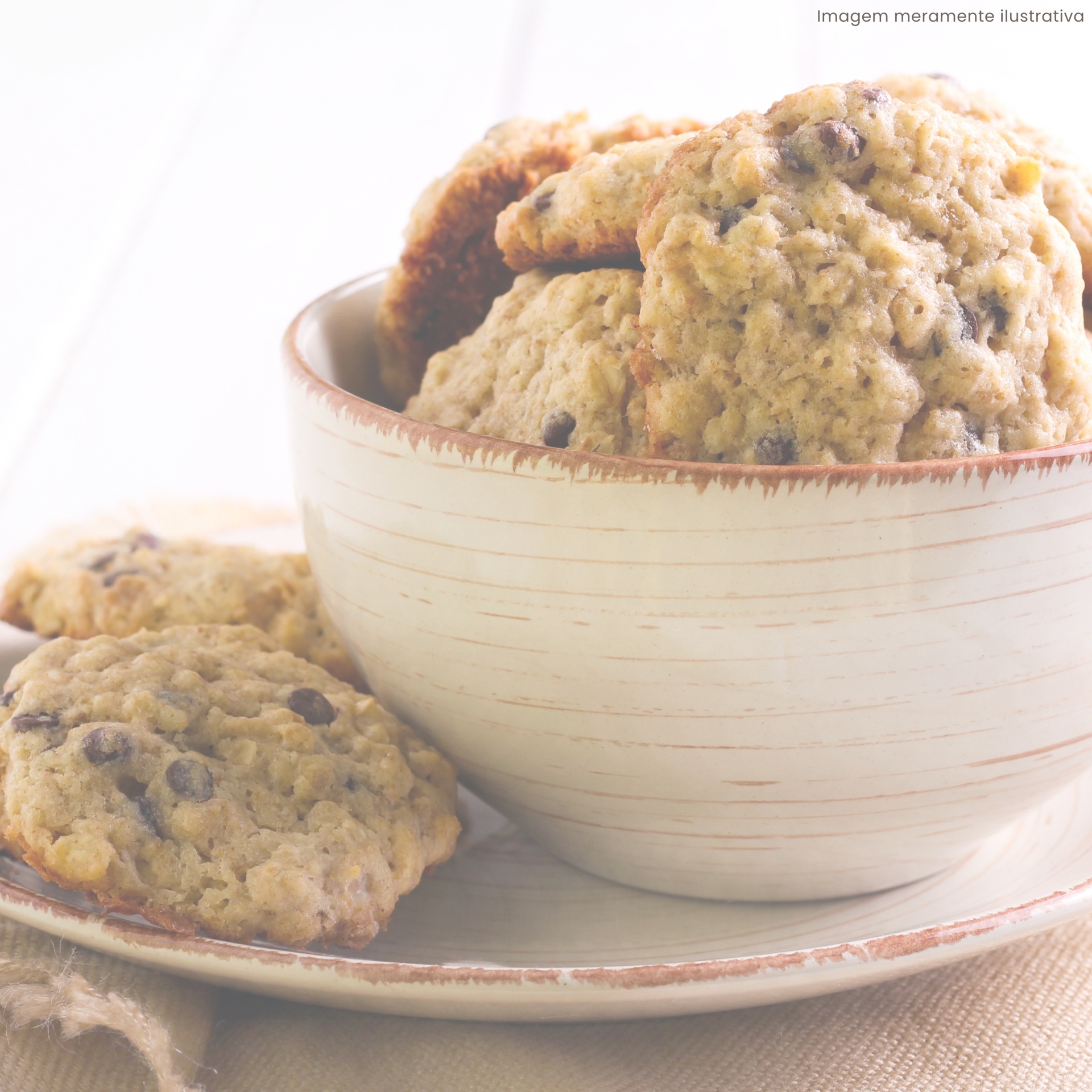 Taça cerâmica beige com biscoitos de aveia e chocolate
