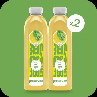 Duas garrafas de sumo de limão com rótulo verde e amarelo sobre fundo verde